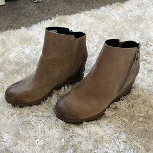 Sorel Joan of Arc zip booties, size 6.5